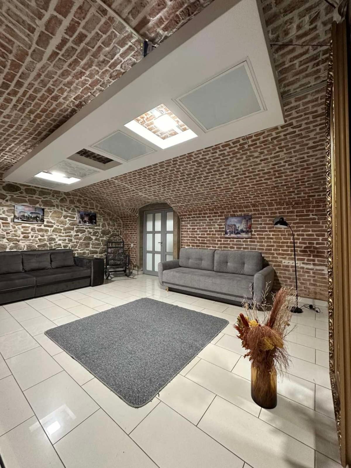 2Х Кім-Й Loft На Площі Філармонії By Willox Appartement Tsjernivsi Buitenkant foto